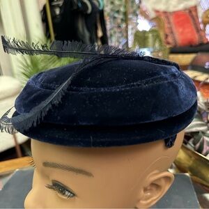 Vintage 1920s midnight blue velvet capulet cocktail hat with feathers
